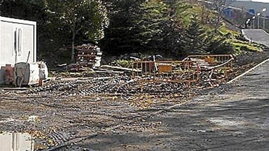 Obras en el paseo peatonal del área deportiva del Refor.