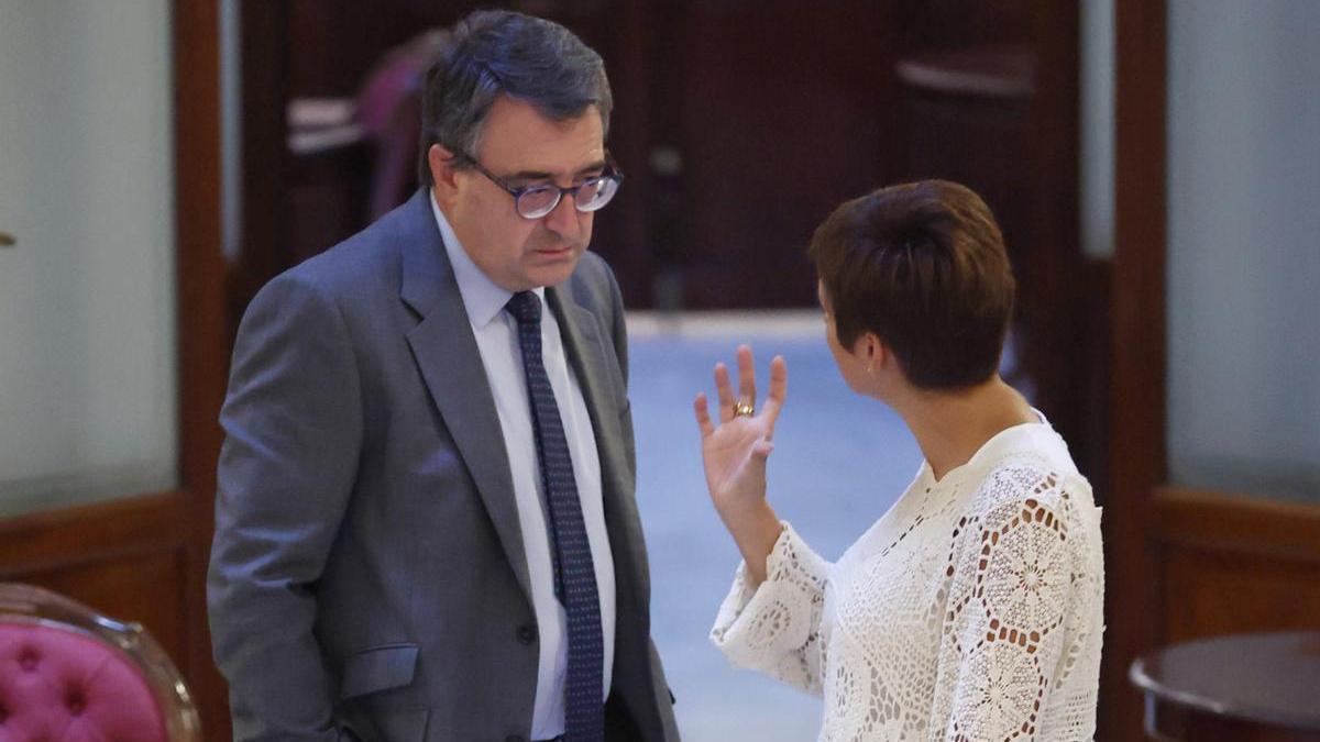 El portavoz del PNV en el Congreso, Aitor Esteban, charla con la ministra de Política Territorial, Isabel Rodríguez.