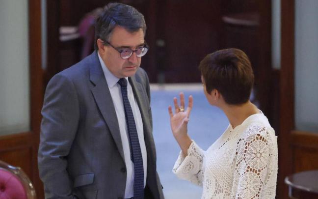 El portavoz del PNV en el Congreso, Aitor Esteban, charla con la ministra de Política Territorial, Isabel Rodríguez.