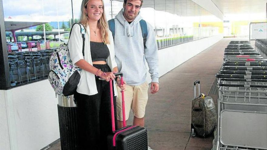 Forondako aireportuak hainbat bidaiari zituen atzo, hegazkinetara igotzeko prest.