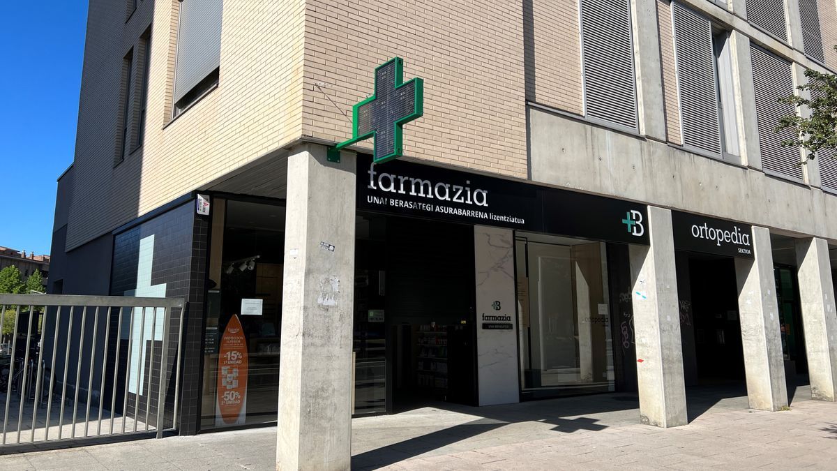 Fachada de la nueva farmacia en Avenida 8 de Marzo del barrio de Salburua