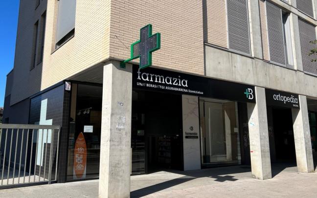 Fachada de la nueva farmacia en Avenida 8 de Marzo del barrio de Salburua Fachada de la nueva farmacia en Avenida 8 de Marzo del barrio de Salburua