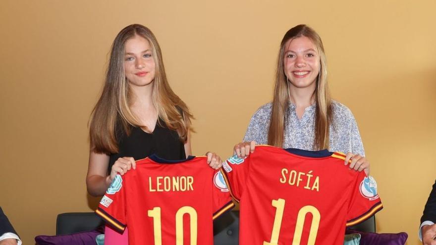La princesa Leonor y la infanta Sofía posan con sendas camisetas de la selección española.