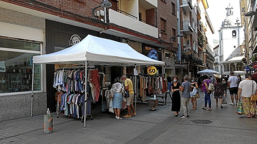 Mercado de saldos en la calle Batzalarrin de Laudio.