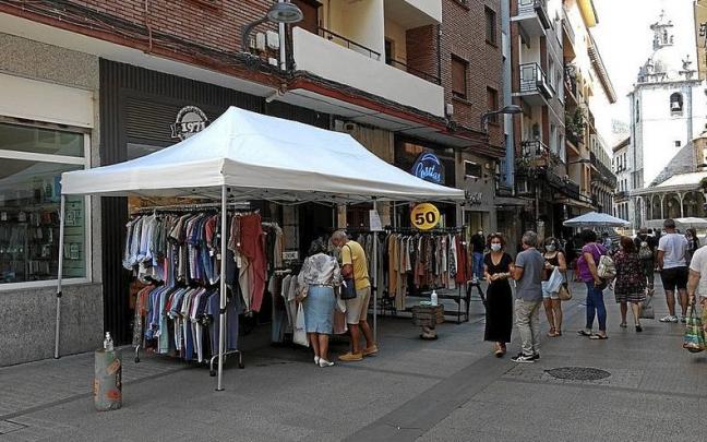 Mercado de saldos en la calle Batzalarrin de Laudio. Mercado de saldos en la calle Batzalarrin de Laudio.