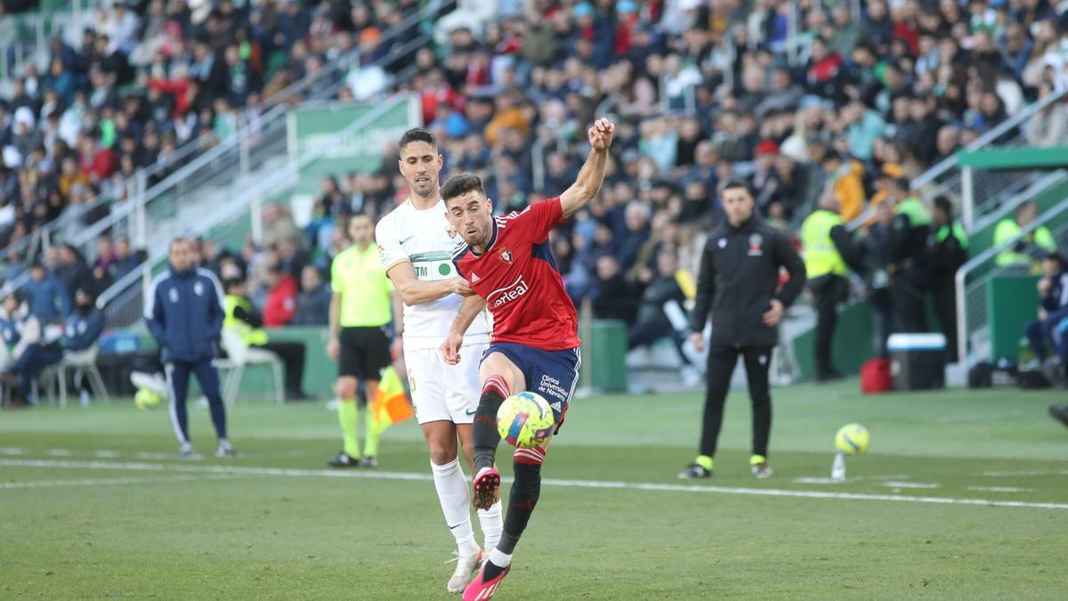 Kike Barja trata de llevarse un balón durante el partido.