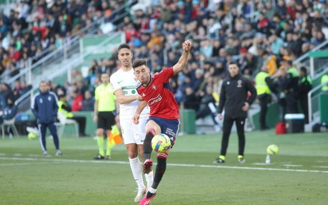 Kike Barja trata de llevarse un balón durante el partido.