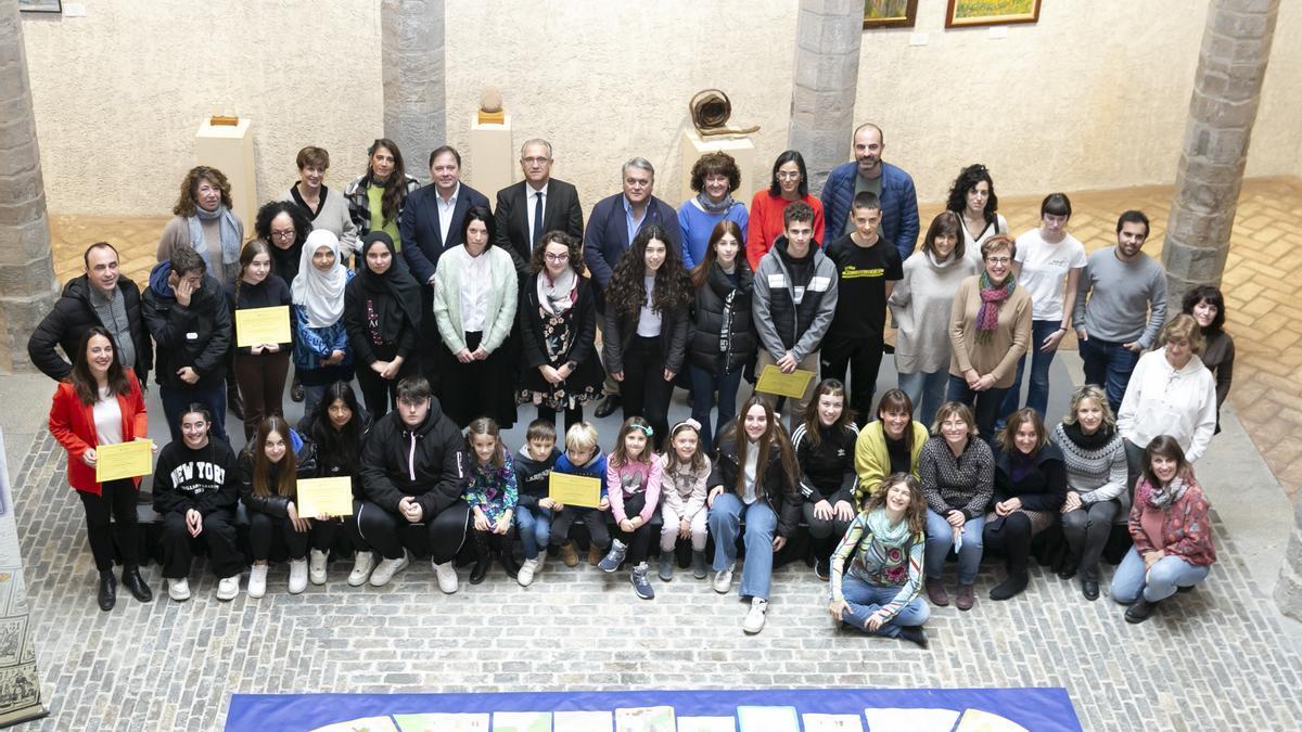 Escolares reciben los premios.