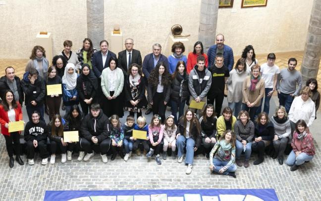 Escolares reciben los premios.