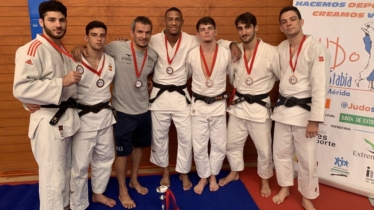 Sugoi Uriarte posa con varios luchadores de su centro de entrenamiento en Valencia.