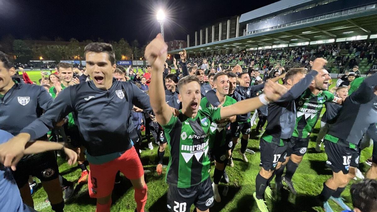 Los jugadores del Sestao River celebran su clasificación a la segunda ronda de la Copa tras eliminar al Racing Ferrol