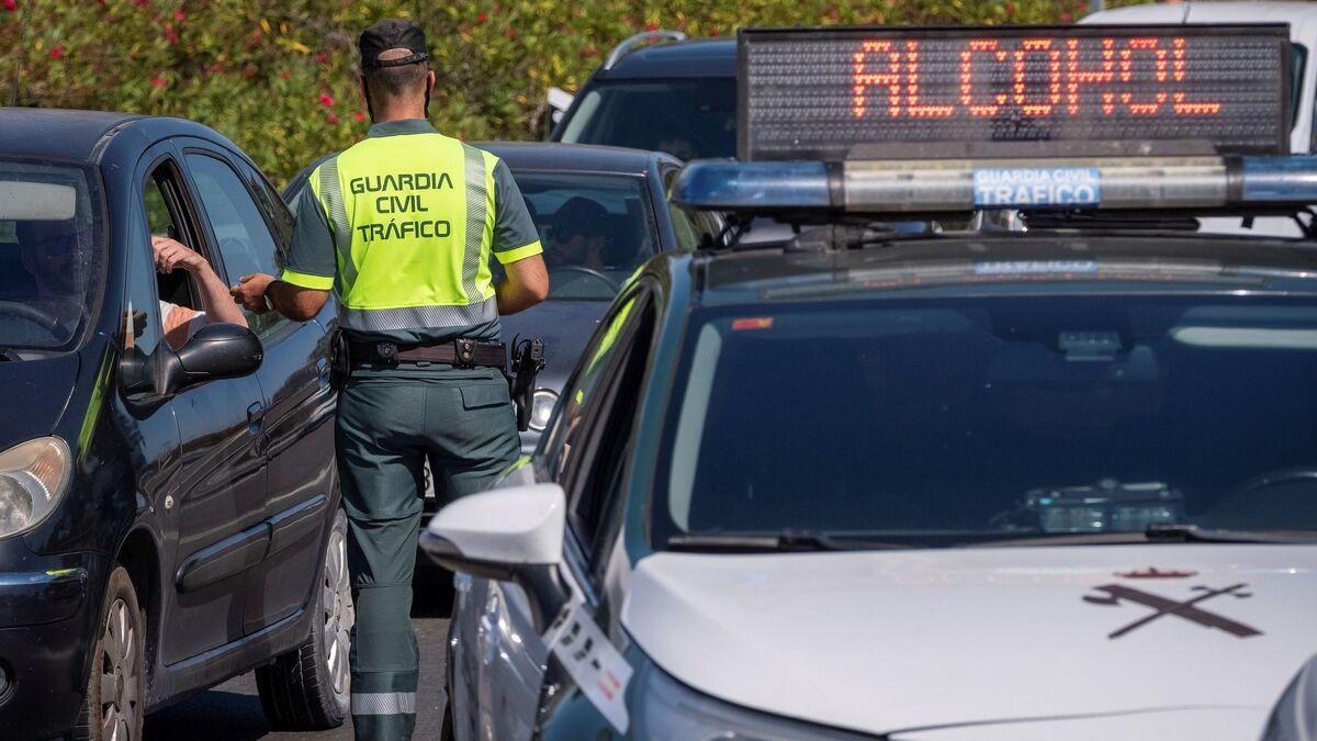 Control de alcoholemia de la Guardia Civil en una carretera.