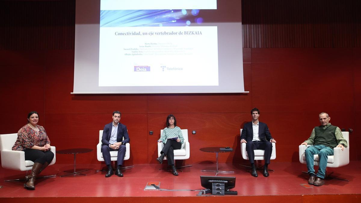 Sandra Aras, Imanol Pradales, Marta Martín, Javier Benito y Alberto Agirrebeitia expusieron sus experiencias con la implantación de la fibra en Bizkaia.