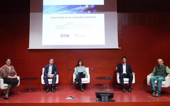 Sandra Aras, Imanol Pradales, Marta Martín, Javier Benito y Alberto Agirrebeitia expusieron sus experiencias con la implantación de la fibra en Bizkaia.