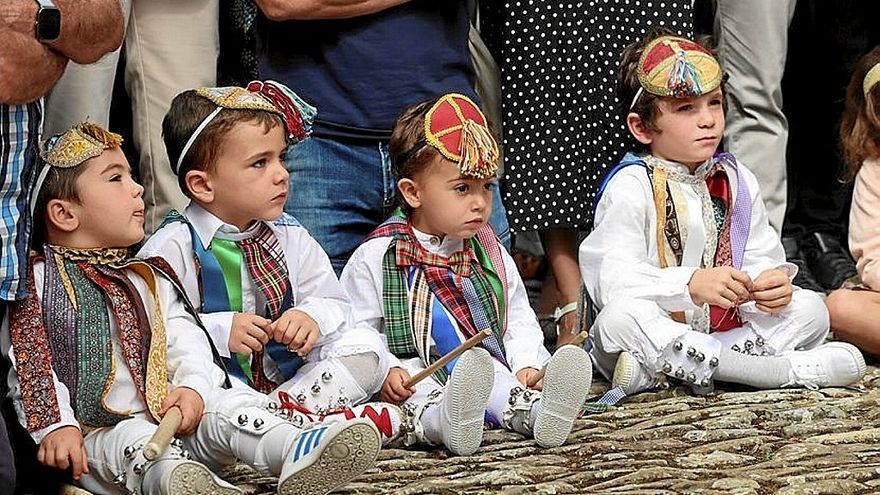 La tradición continúa con los txikis, futuros danzantes.