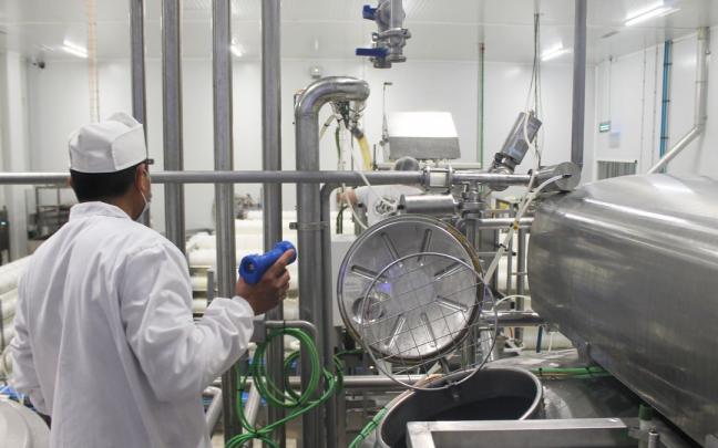 Un operario trabaja en la sala de elaboración de una fábrica. Un operario trabaja en la sala de elaboración de una fábrica.
