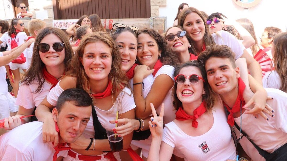 Jóvenes disfrutando del comienzo de las fiestas de San Bartolomé de 2018.