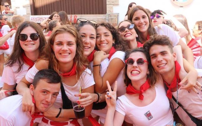 J&oacute;venes disfrutando del comienzo de las fiestas de San Bartolom&eacute; de 2018.