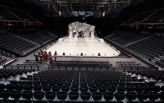 El Pabellón Navarra Arena en una imagen tomada este miércoles 4 de enero, transformado en palacio de hielo para acoger 'Crystal', el último reto de la compañía El Circo del Sol. El Pabellón Navarra Arena en una imagen tomada este miércoles 4 de enero, transformado en palacio de hielo para acoger 'Crystal', el último reto de la compañía El Circo del Sol.