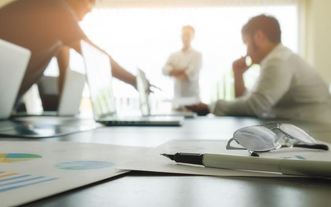 Varias personas, en su centro de trabajo.