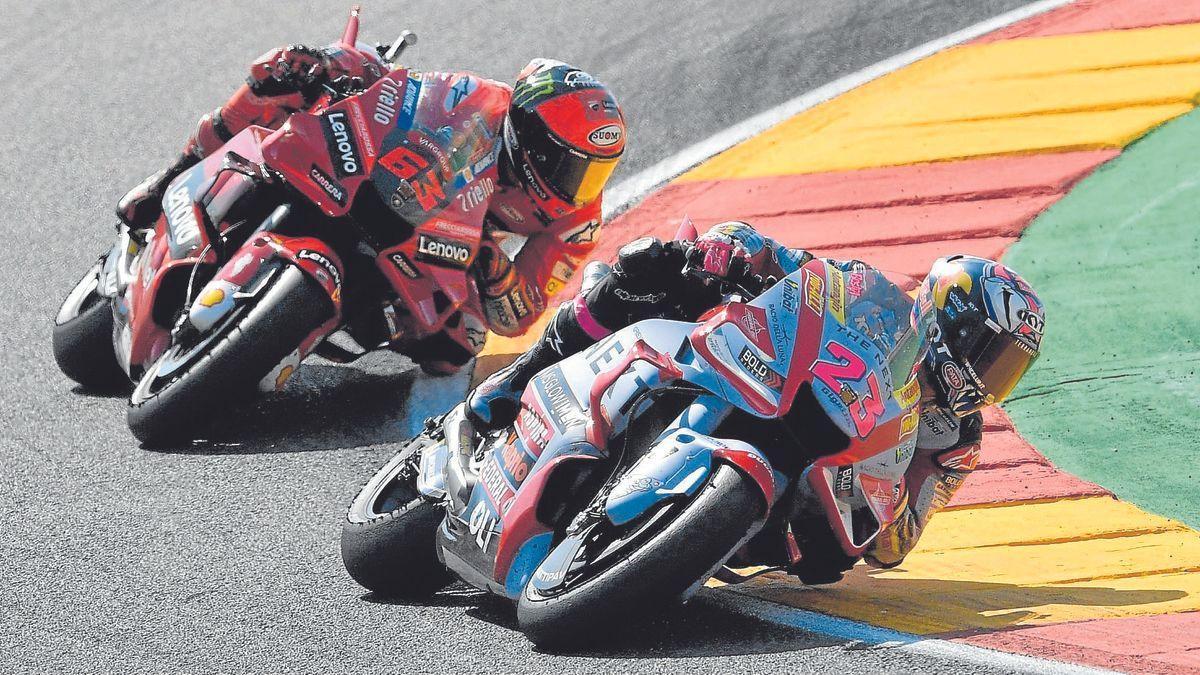 Enea Bastianini, a la postre vencedor, lidera el Gran Premio de Aragón perseguido por Francesco Bagnaia, que terminó en segunda posición. | FOTO: AFP