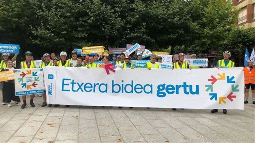 Participantes en la quinta marcha ciclista que, bajo el lema 'Etxera bidea gertu', ha reclamado el acercamiento de presos de ETA.