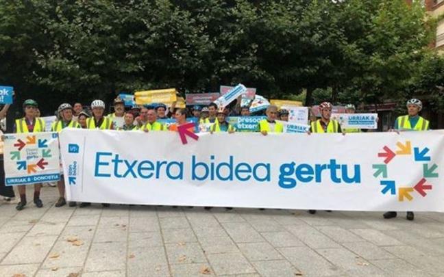 Participantes en la quinta marcha ciclista que, bajo el lema 'Etxera bidea gertu', ha reclamado el acercamiento de presos de ETA.