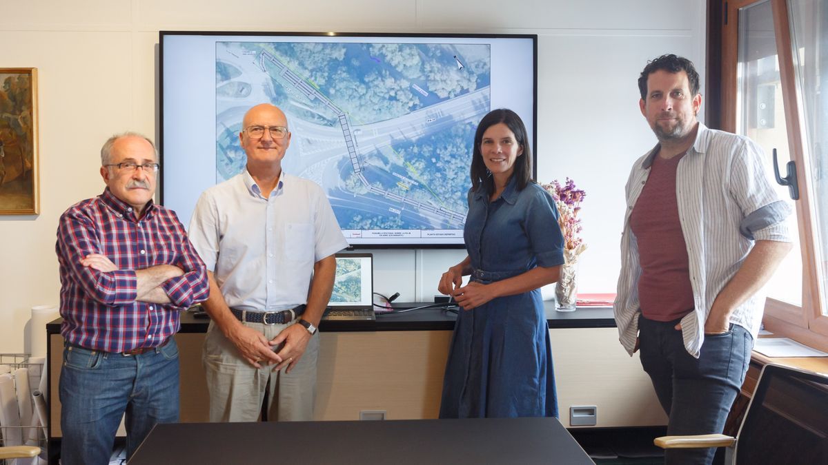 De izquierda a derecha, el presidente del Concejo de Arre, Juan María Ulazia; el consejero de Cohesión Territorial, Bernardo Ciriza; la directora general de Transportes y Movilidad Sostenible, Berta Miranda; y el alcalde de Villava, Mikel Ot