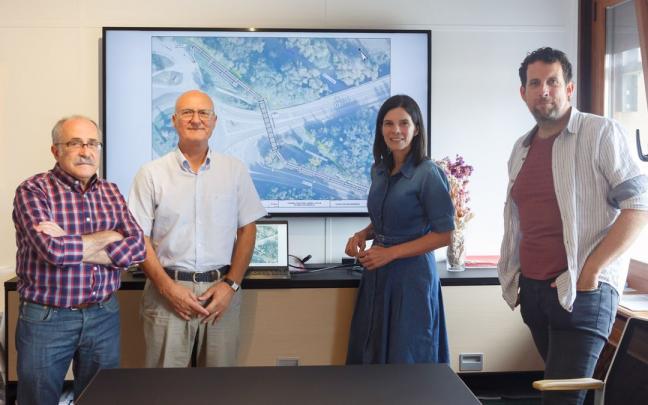 De izquierda a derecha, el presidente del Concejo de Arre, Juan María Ulazia; el consejero de Cohesión Territorial, Bernardo Ciriza; la directora general de Transportes y Movilidad Sostenible, Berta Miranda; y el alcalde de Villava, Mikel Ot