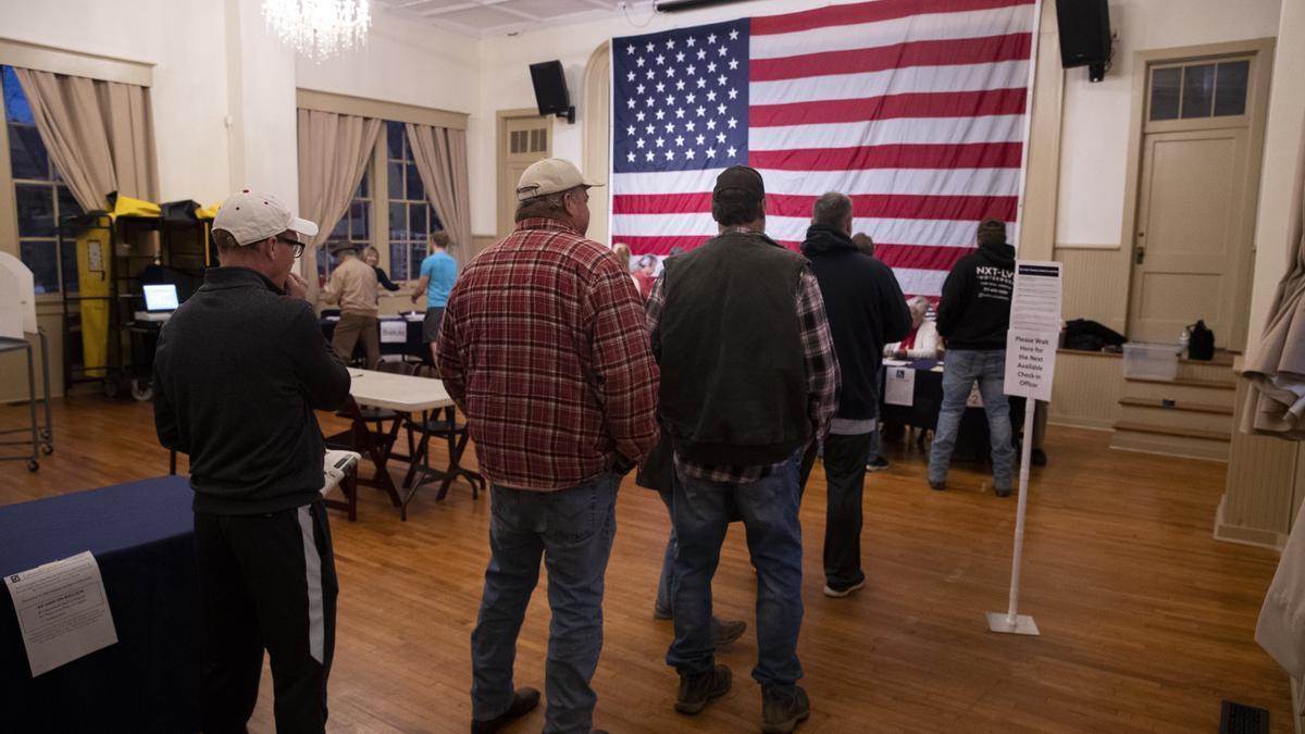 Votantes en un colegio electoral de Virginia.