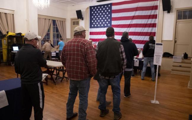 Votantes en un colegio electoral de Virginia.