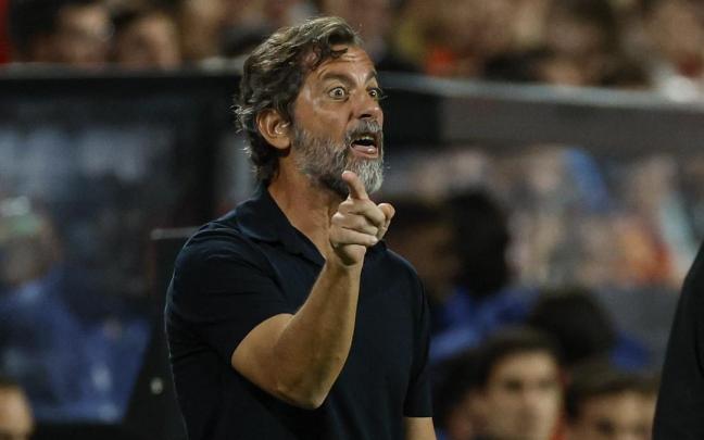 El t&eacute;cnico del Getafe, Quique S&aacute;nchez Flores, da instrucciones durante el &uacute;ltimo partido, contra el Rayo (0-0).