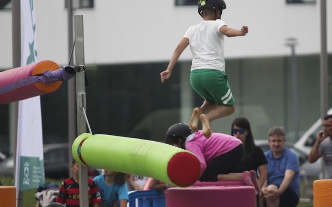 Varios niños juegan en un parque infantil. Varios niños juegan en un parque infantil.