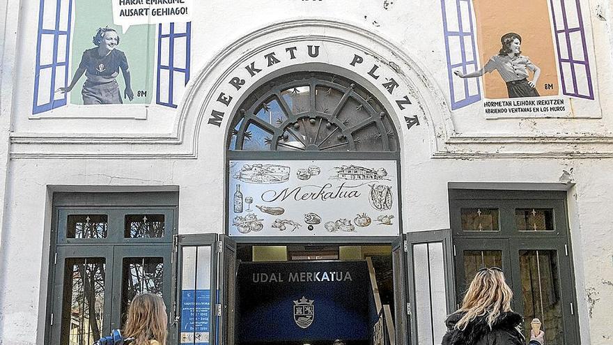 Murales en el mercado de Zarautz con motivo del día de la mujer.