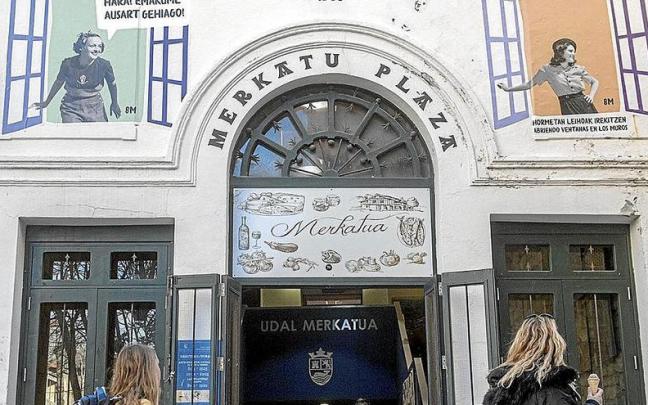 Murales en el mercado de Zarautz con motivo del d&iacute;a de la mujer.