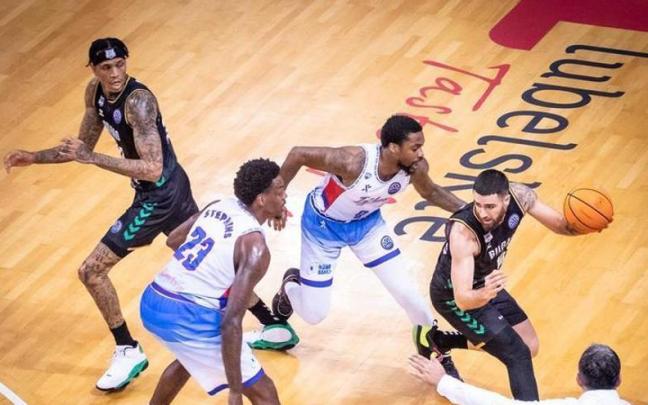 Francis Alonso y Michale Kyser inician una jugada de bloqueo y continuación.