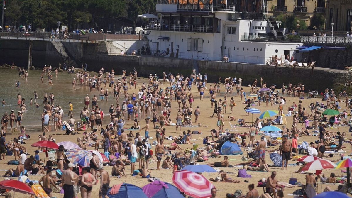 La playa de La Concha, con marea baja, abarrotada de gente