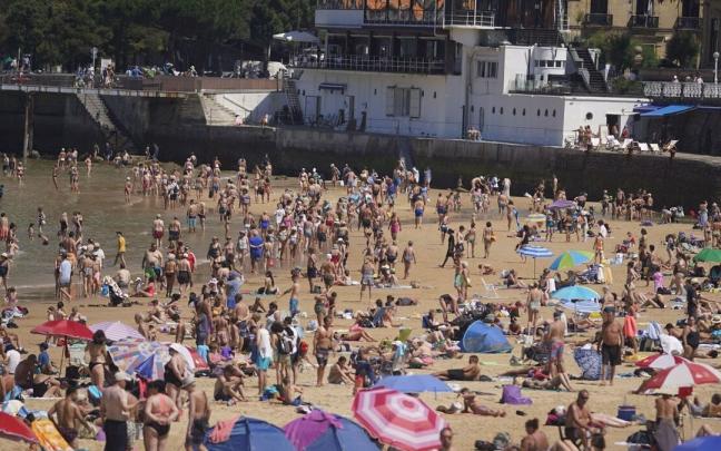 La playa de La Concha, con marea baja, abarrotada de gente La playa de La Concha, con marea baja, abarrotada de gente