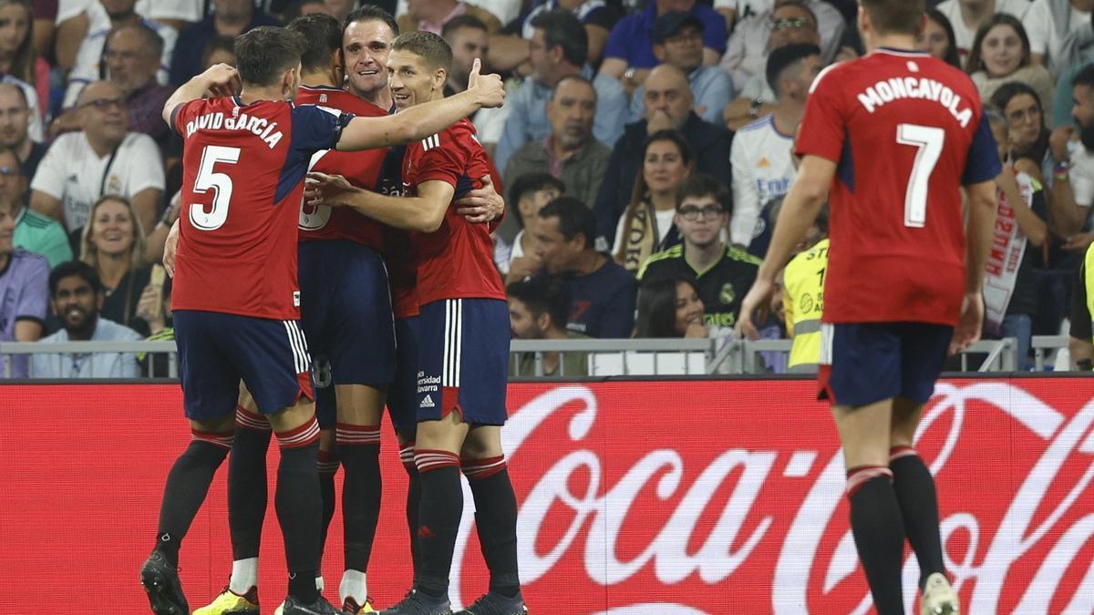 El delantero de Osasuna Kike García (3i), celebra su gol contra el Real Madrid