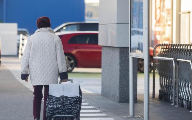 El Gobierno español ha aprobado un cheque de 200 euros y la rebaja del IVA de algunos alimentos. El Gobierno español ha aprobado un cheque de 200 euros y la rebaja del IVA de algunos alimentos.