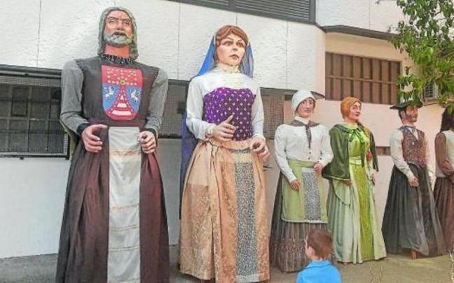 Una imagen de los gigantes del barrio de Azpilagaña. Una imagen de los gigantes del barrio de Azpilagaña.