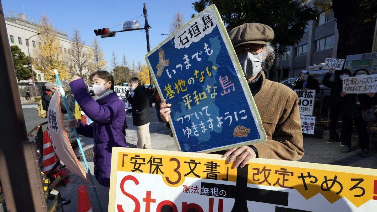 Protesta en Tokio por el incremento del gasto militar.