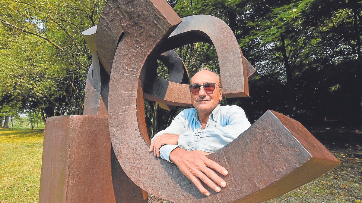 Luis Chillida posa en la escultura ‘Peine del Viento XVII’, pieza que Eduardo Chillida regaló a su mujer en 1990. | FOTO: ARNAITZ RUBIO