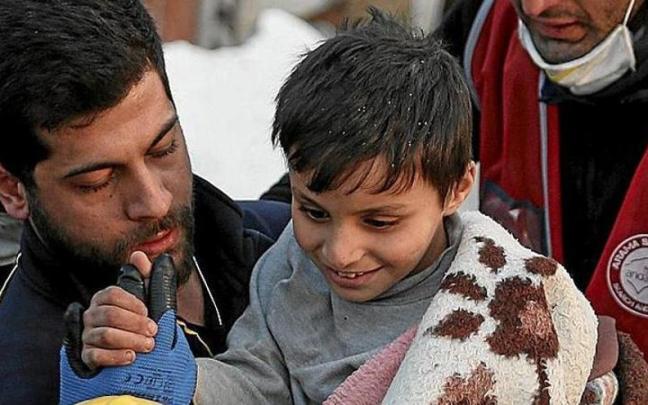 Un niño se reencuentra con su padre tras ser rescatado.