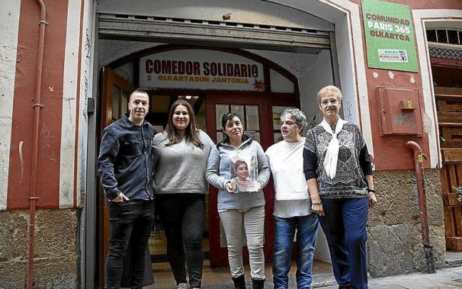 Representantes de la Fundaci&oacute;n Gizakia Herritar. | FOTO: PATXI CASCANTE
