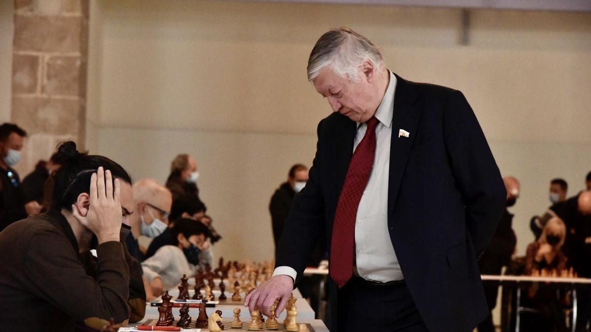 El excampeón del mundo del ajedrez Anatoli Kárpov, disputando 19 partidas simultáneas.