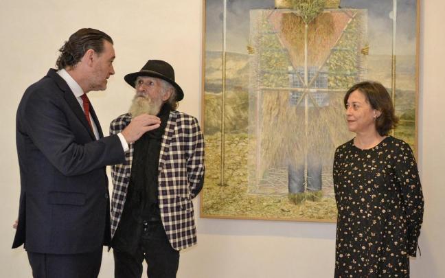 Juan Luis Goenaga, el pintor premiado, entre Sonia Rueda y Miguel Zugaza.