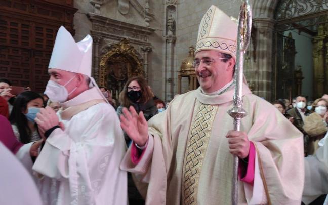 El obispo de Coria, Jesús Pulido (d). El obispo de Coria, Jesús Pulido (d).
