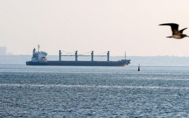Uno de la decena de barcos que han salido desde puertos ucranianos cargados de maíz. Uno de la decena de barcos que han salido desde puertos ucranianos cargados de maíz.