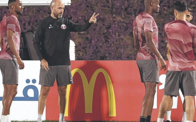 Félix Sánchez, seleccionador de Catar, en la sesión vespertina de ayer previa al debut. Félix Sánchez, seleccionador de Catar, en la sesión vespertina de ayer previa al debut.